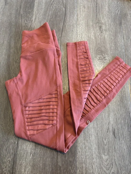 Alo Yoga MOTO LEGGING- ROSEWOOD, Size XS Excellent Condition - Picture 7 of 9